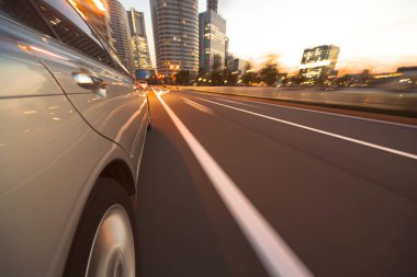 Hareket halindeki araba, hareket bulanıklığı, şehrin hareket soyut arkaplanı