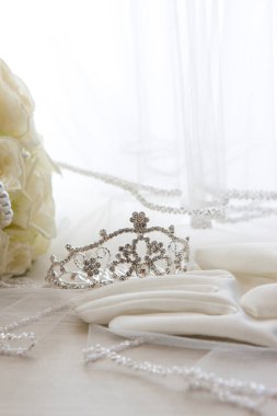 Düğün, konsepti gümüş taçla kutlamak