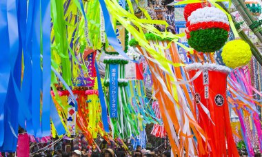 İnsanlar ve dekorasyonlar Tanabata Festivali 'nde, Japon yaz festivali olarak da bilinir..                     