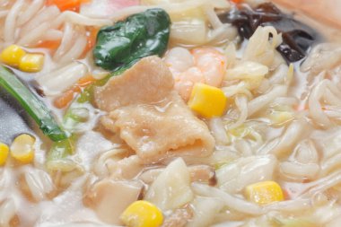 Lezzetli Asya mutfağının yakın görüntüsü. Sebzeli erişte ve deniz ürünleri. 