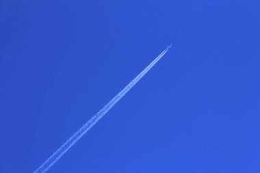 Masmavi gökyüzünde uçan uçak