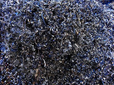 Parlak metalik talaşlar yoğun desenli sanayi yığınları oluşturuyor.