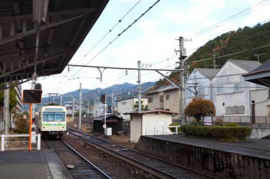 Tren demiryolunda ilerliyor.