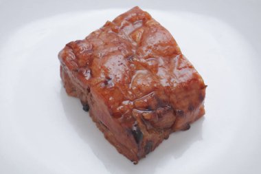 Beyaz tabakta duran ızgara domuz eti.