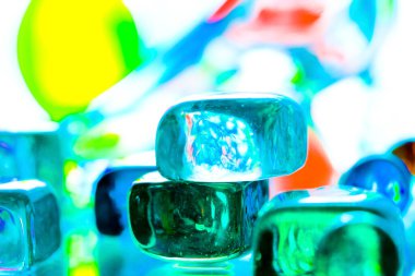 Renkli desen arka planına sahip cam küplerin yakın görüntüsü         