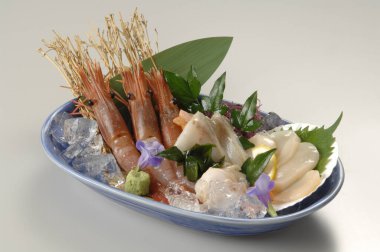 Japon yemekleri tabakta yakın plan görünüyor.