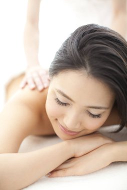 sırt masajı sahip genç bir kadın 