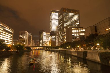 Japon şehrinin merkezinde modern ofis binaları olan şehir manzarası 