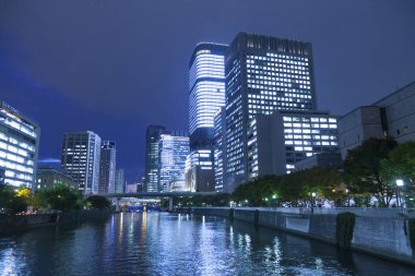 Japon şehrinin merkezinde modern ofis binaları olan şehir manzarası 