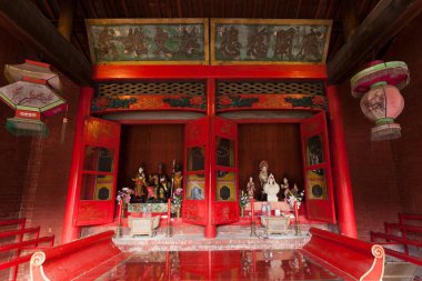 Eski bir Japon tapınağının çarpıcı fotoğrafı.