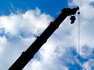 Gökyüzü arkaplanına karşı inşaat vinci