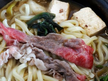 Japon yemeği, domuz etli udon eriştesi.