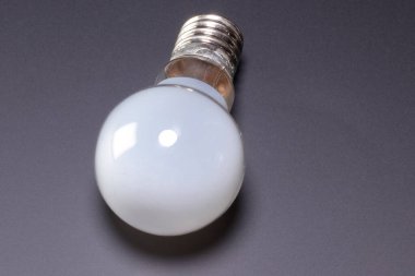 Gri arkaplandaki ampulün yakın plan görüntüsü