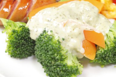 Brokoli ve peynir soslu kızarmış tavuk.