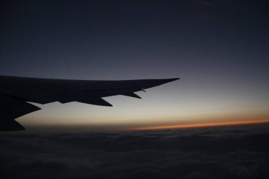 Güzel günbatımı gökyüzünde uçağın kanadı