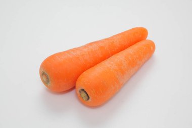 Beyaz arka planda taze organik havuçlar           