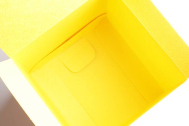 Paketleme ve teslimat için boş karton kutu