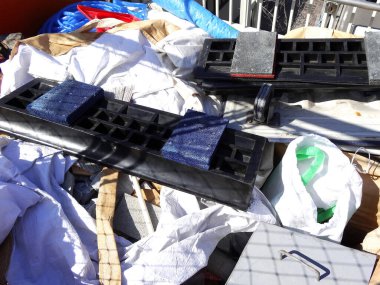 Plastik parçalar ve buruşuk torbalar dahil atılmış eşyalar.