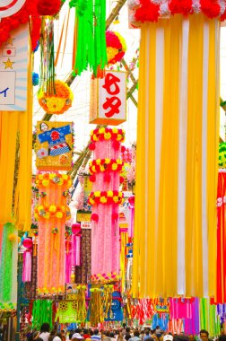 İnsanlar ve dekorasyonlar Tanabata Festivali 'nde, Japon yaz festivali olarak da bilinir..                     