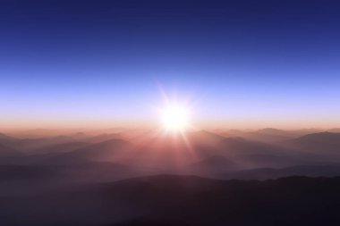 Dağlarda gün doğumu. Güzel bir sabah sisi ile gün doğumu