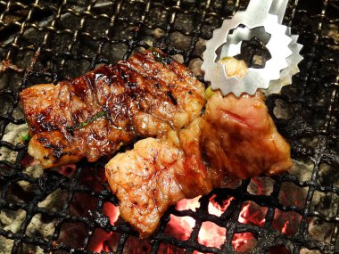 Izgarada ızgara et pişiyor.