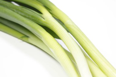 Beyaz arka planda taze taze soğan. yakın plan.      