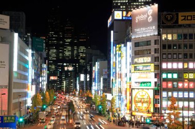 Tokyo, Japonya 'da binaları ve insanları olan modern şehir manzarası. 