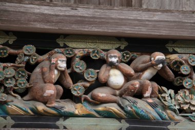 Ahşap üzerinde oturan dekoratif maymunlar