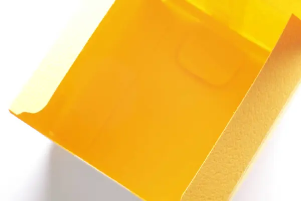 Żółte Pudełko Kartonowe Izolowane Białym Tle — Zdjęcie stockowe