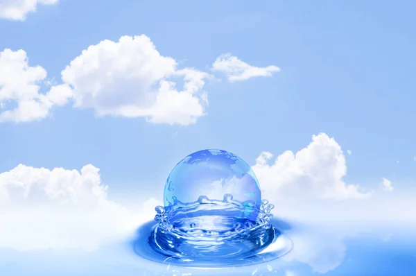 Weiße Ostereier Wasserglas Gegen Den Blauen Himmel — Stockfoto