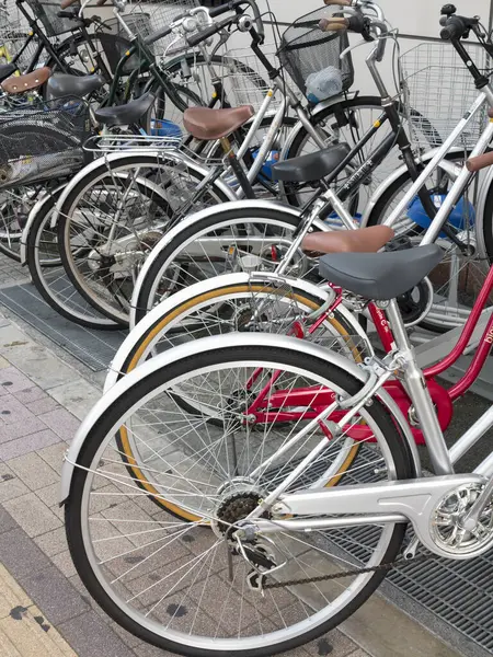 Много Велосипедов Припаркованных Городе — стоковое фото