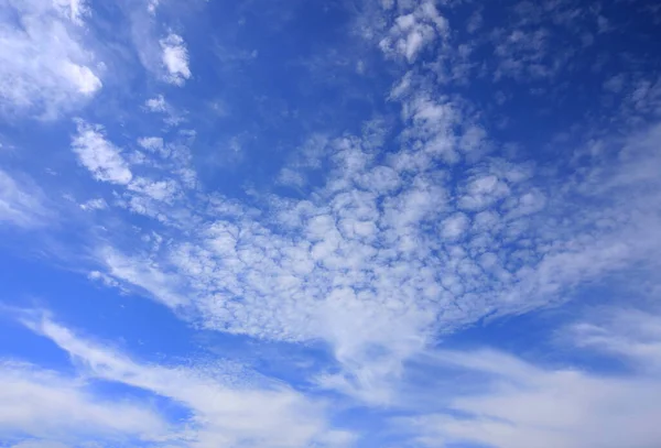 Vakker Blå Himmel Med Skybakgrunn – stockfoto