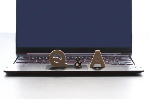 Symbol Laptop Concept Answers Questions — Stock Photo, Image