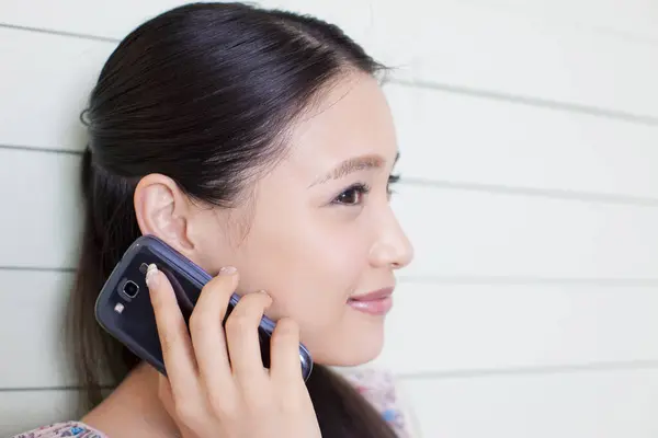 Asian Woman Talking Phone While Leaning White Wall — Stock Photo, Image