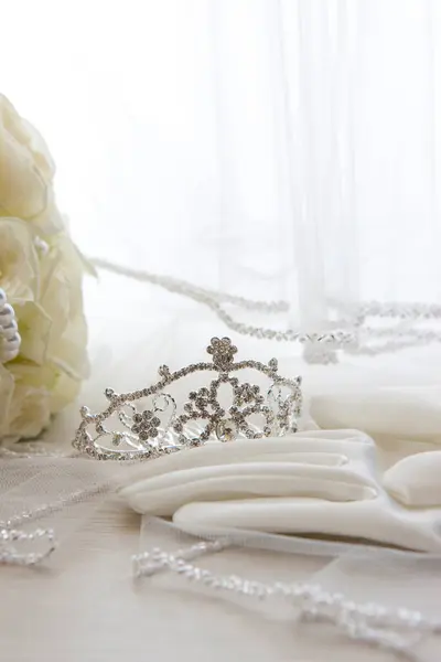 Bruiloft Vieren Concept Met Zilveren Kroon — Stockfoto
