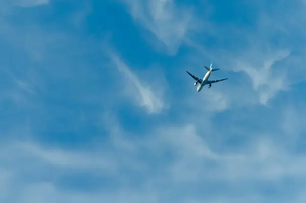 Flygplan Som Flyger Blå Himmel Med Vita Moln — Stockfoto