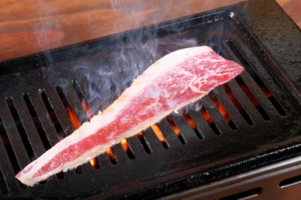 一块肉正在烤架上烹调 — 图库照片