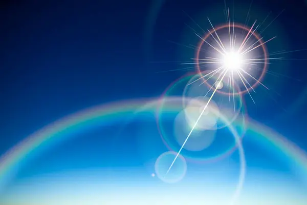 Ουράνιο Τόξο Και Λιακάδα Στον Γαλάζιο Ουρανό — Φωτογραφία Αρχείου