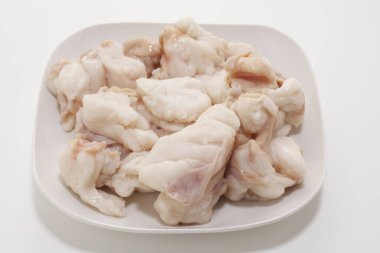 Beyaz tabakta çiğ et parçaları