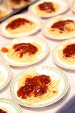 Lezzetli makarna ve soslu tabak fotoğrafı.