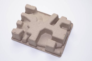 Beyaz arkaplana geri dönüştürülmüş karton ambalaj ekleme