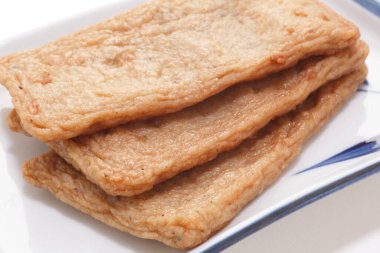 Tabaktaki lezzetli yiyecekleri yakın.