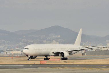 Japonya 'da bir uçak gökyüzünde uçmaya hazır.