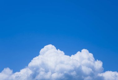 Beyaz bulutlu güzel mavi gökyüzü     