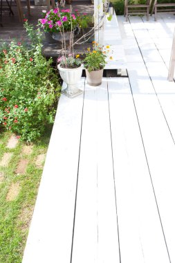 Modern Japon evinin güzel bahçesinin manzarası.