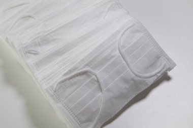 Bir arka planda yüz maskesi yığını, kapat