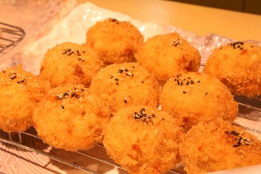 Soğutma rafında gevrek altın çörekler dinleniyor