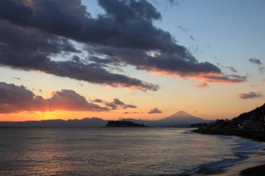 Denizin üzerinde güzel bir gün batımı             