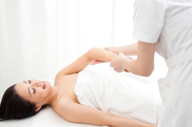 kadın el masaj spa salonda alma 