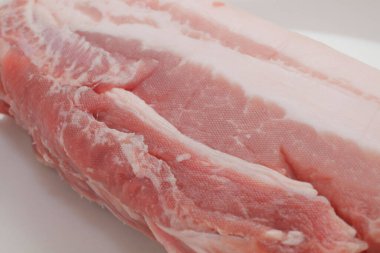 Beyaz arka plan üzerinde çiğ domuz eti biftek